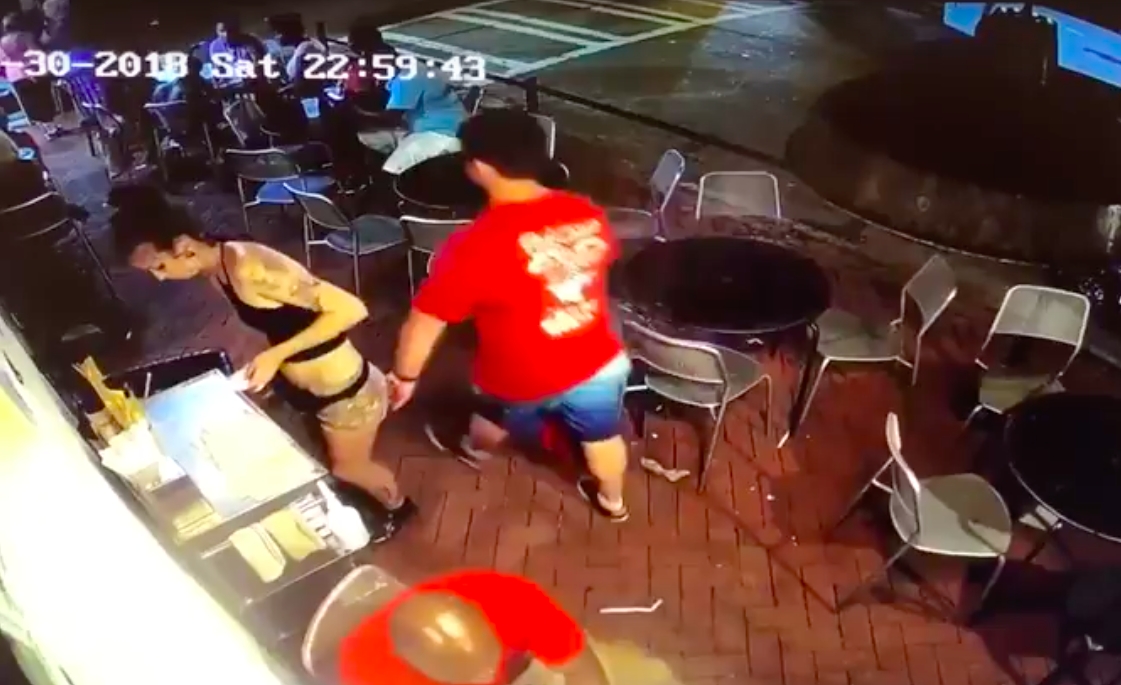 Klam mand rager servitrice på numsen: Se nu hvad der sker med ham
