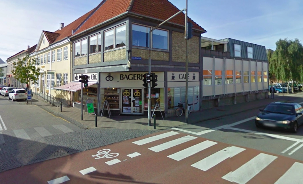 80-årig slået til blods ved bageren: Tog den forkerte parkeringsplads