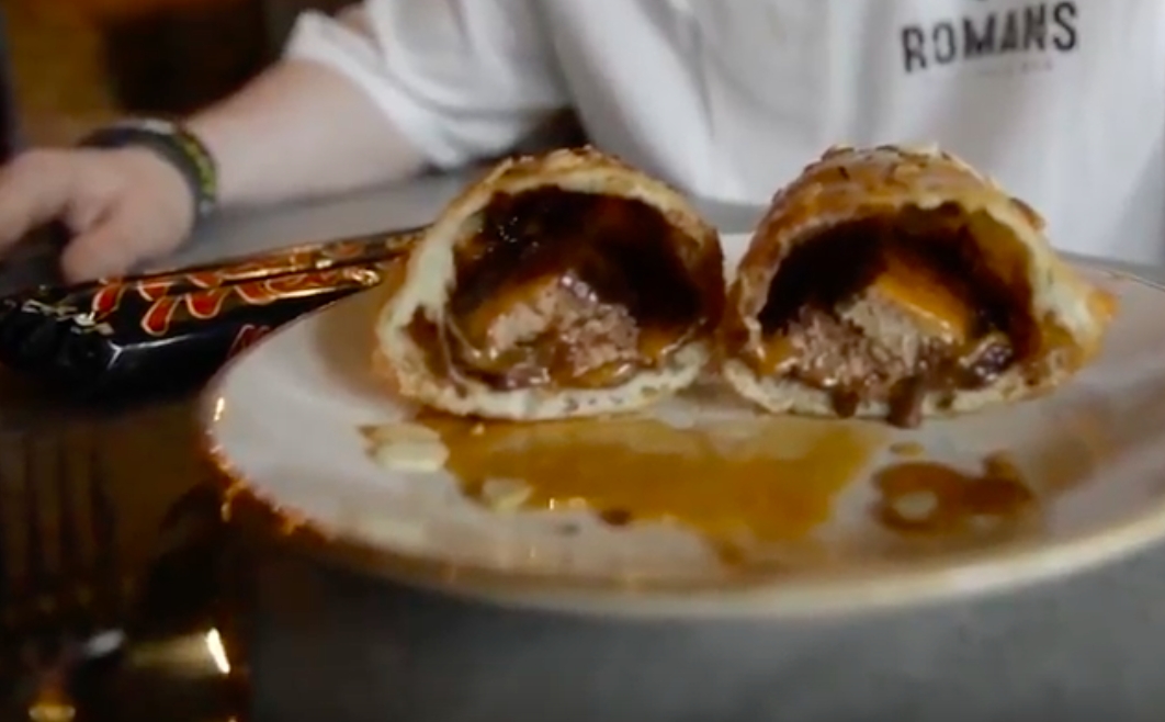 Vammelt eller vidunderligt? Dette pizzaria serverer Mars Bar-calzone