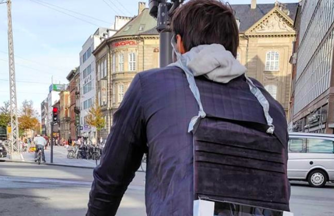 Billede af cyklende far skaber debat: Smart eller latterligt?