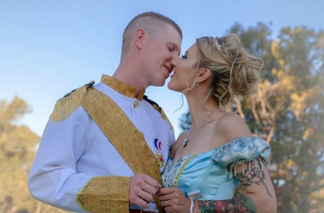 Brudepar holder Disney-bryllup og bliver gift som Askepot og prinsen: Men se nu deres bryllupsgæster