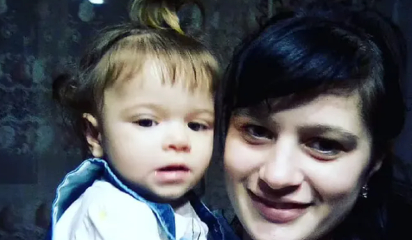 2-årig død i tragisk ulykke: Kravlede ned i gryde med kogende vand