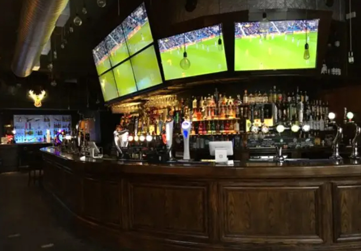 Bar bliver kritiseret: Forsvarer at livestreame optagelser af gæster på toilet