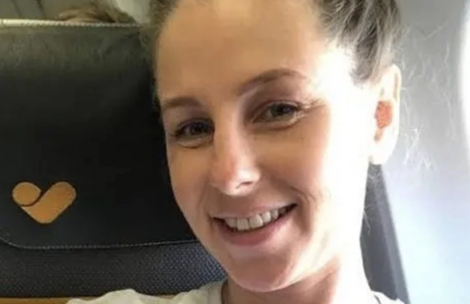 Familie blev nægtet adgang til lounge fordi datteren havde denne t-shirt på