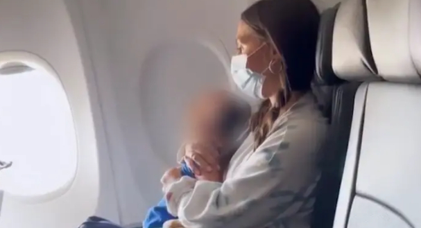 Oprørt mor kritiserer flyselskab: Smed 3-årig af flyet