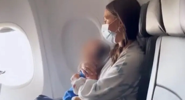 Oprørt mor kritiserer flyselskab: Smed 3-årig af flyet