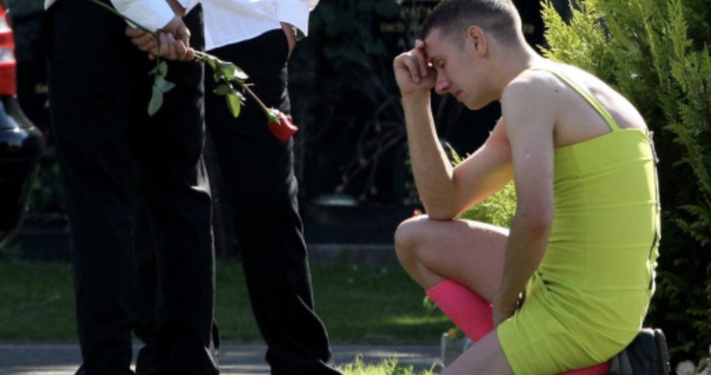 Mødte op til vens begravelse iført kjole: Årsagen er hjerteskærende