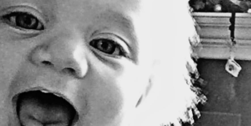 Mor så datterens hår og blev bekymret: Så fik hun fortalt sandheden om lidelsen