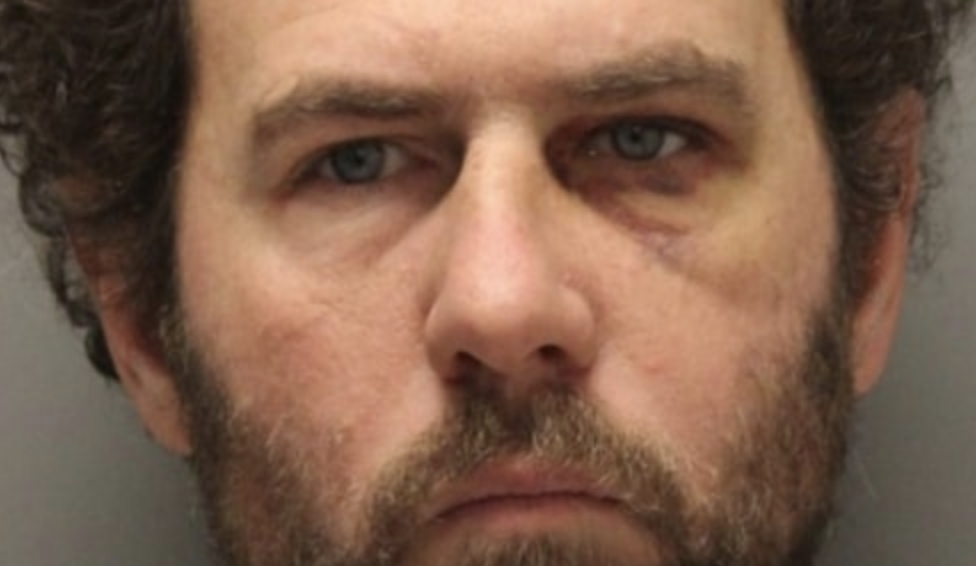 Mand røver bank og indbetaler straks pengene tilbage i hæveautomat