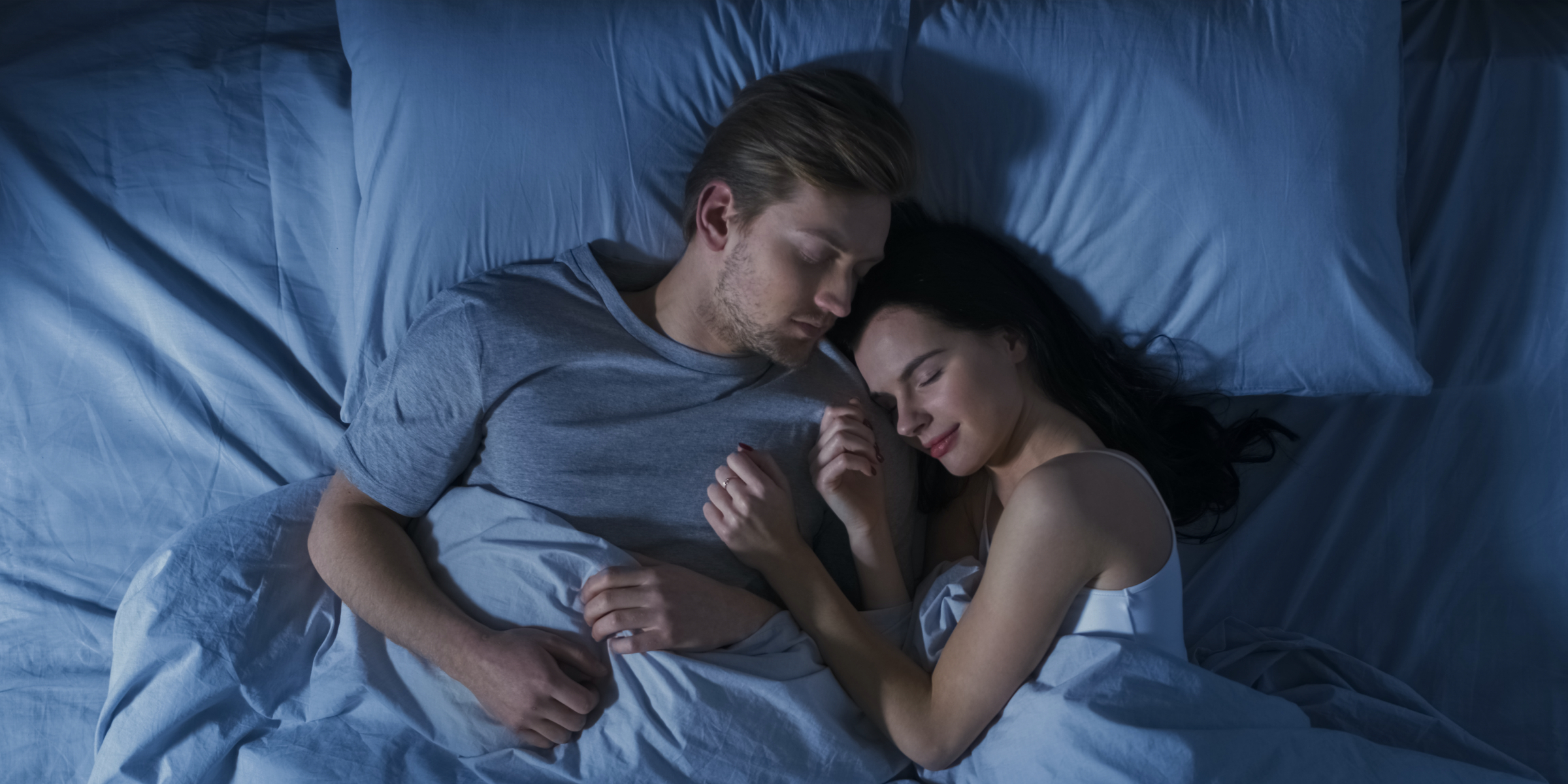 ‘Jeg putter med min bror for at holde varmen – men min kæreste er rasende og føler, at jeg er ham utro’