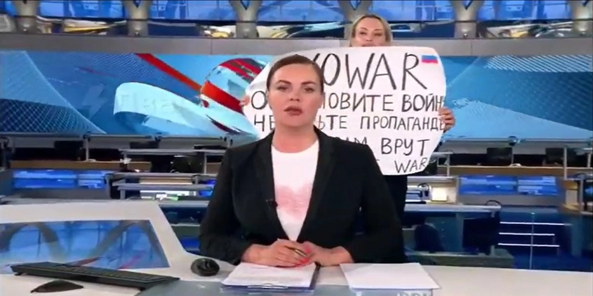 Ansat afbryder russisk tv-udsendelse med klart budskab: “Stop krigen”