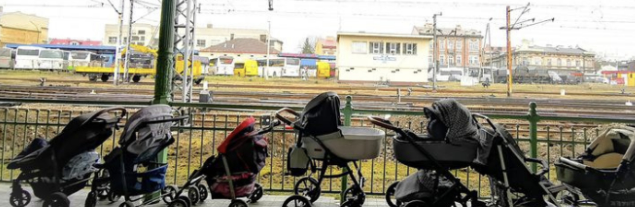 Frivillige hyldes: Stiller barnevogne på togstationer til ukrainske mødre