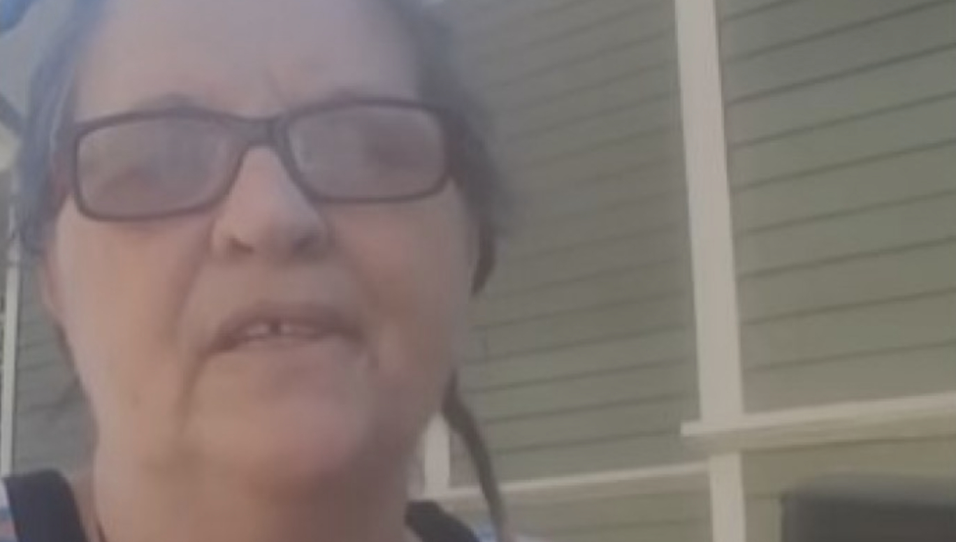 Kvinde fejrer sin voldelige mands død ved at smide ham i skraldespanden