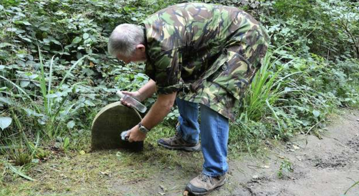 Mand støder på gravsten i skoven: Bliver meget overrasket, da han læser, hvad der står skrevet