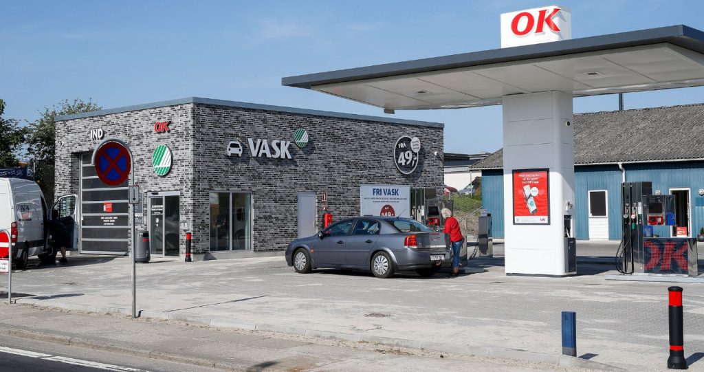 Kæmpe brøler på tankstation: Har du tanket her?