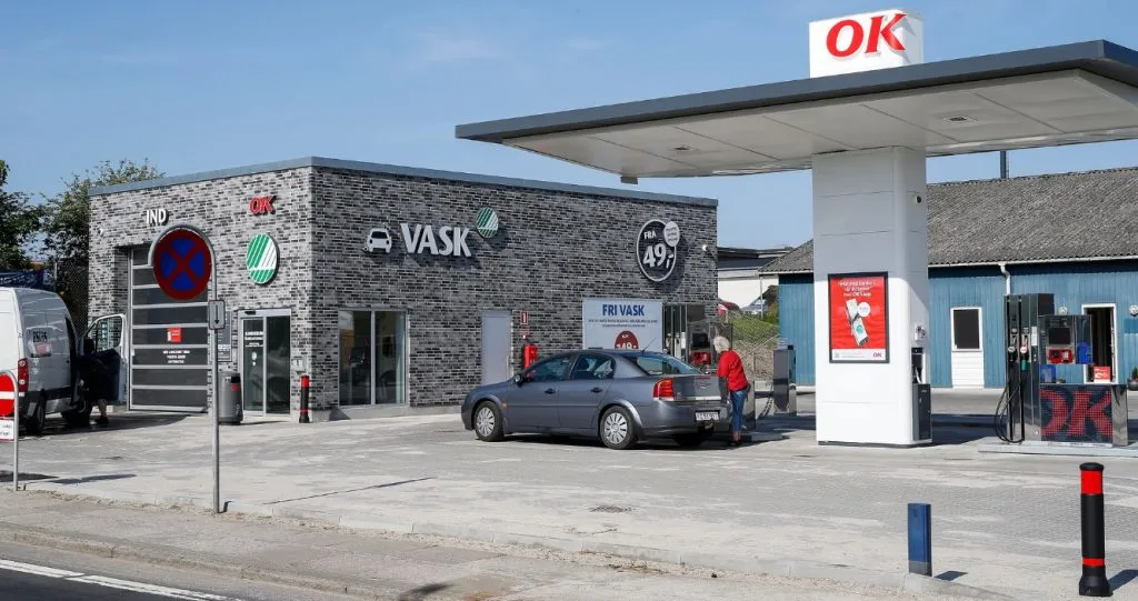 Kæmpe brøler på tankstation: Har du tanket her?