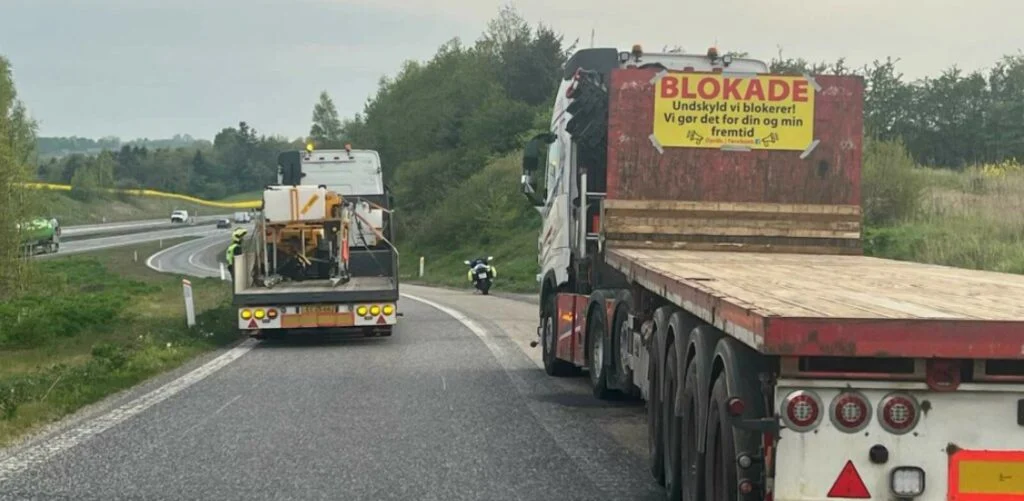 Lastbiler spærrer veje over hele Danmark: Se hvor de holder her