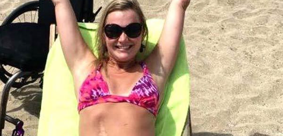 Billedet af hende i bikini bliver delt af tusindvis: Når du zoomer ind, forstår du hvorfor