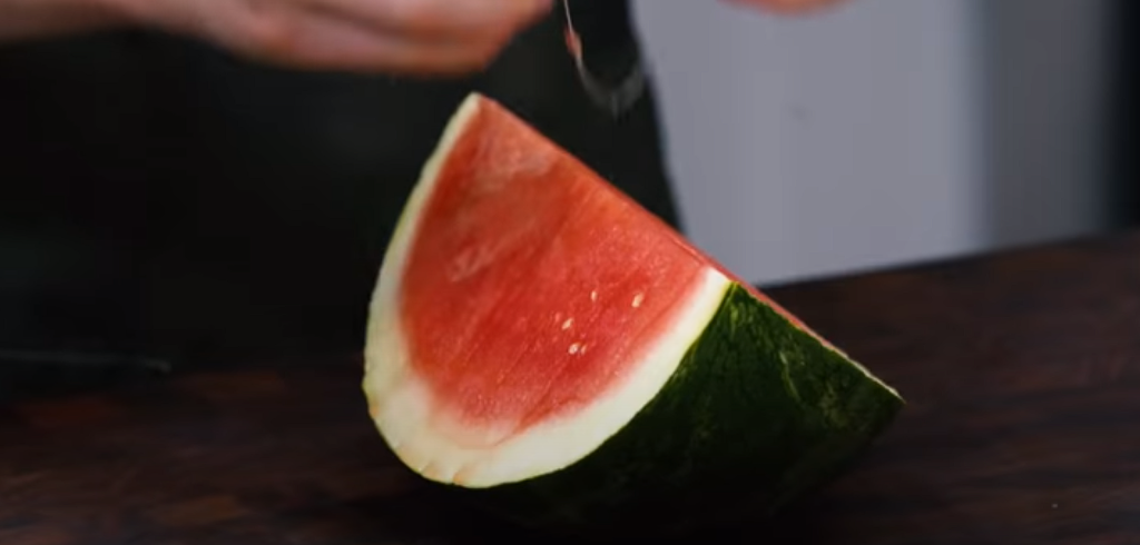 Derfor skal du finde tandtråden frem, når du skal skære vandmelon