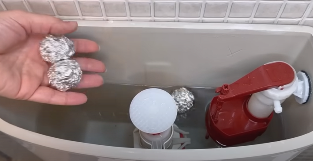 Hun putter 3 kugler af sølvpapir i toilettet: 5 minutter senere kunne hun ikke tro sine egne øjne