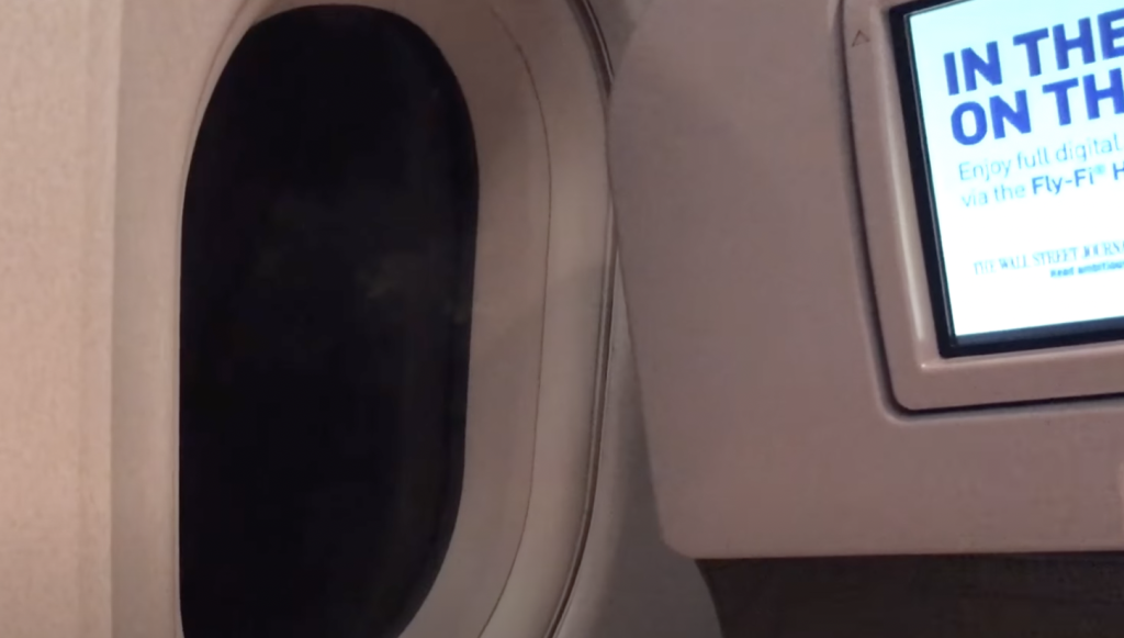 Mor og barn havde sat sig ved flyets vindue og blev bedt om at flytte sig: Så eskalerede det