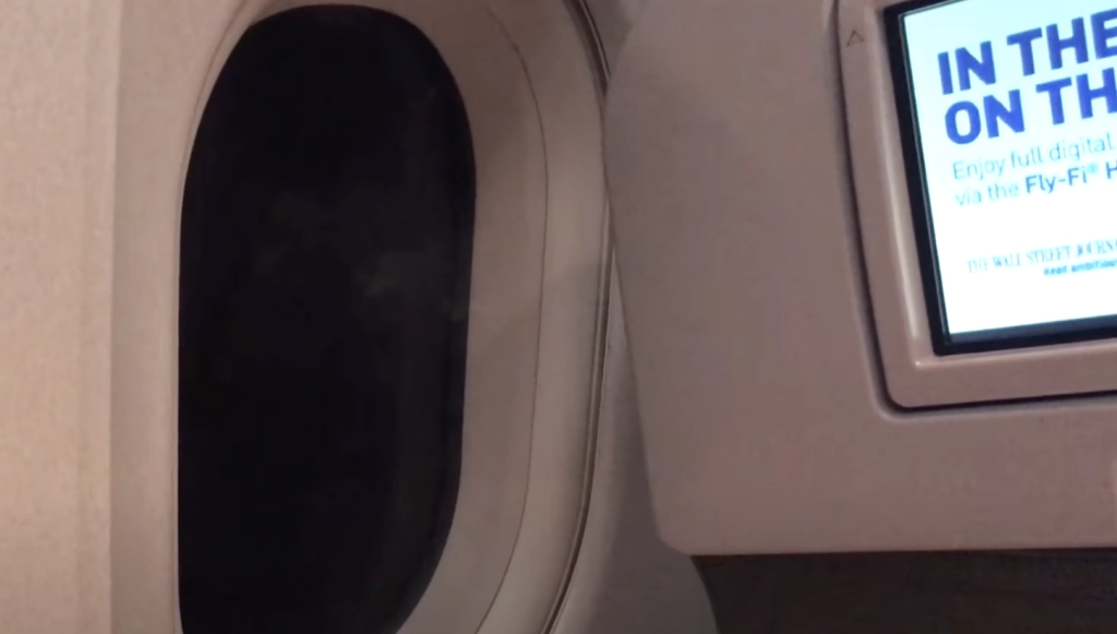 Mor og barn havde sat sig ved flyets vindue og blev bedt om at flytte sig: Så eskalerede det