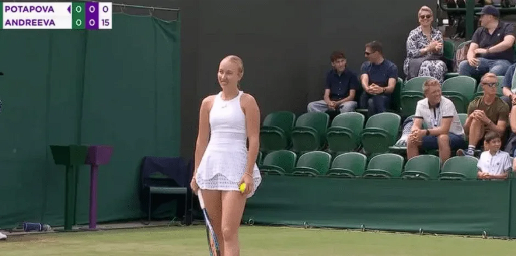 Sker kun under Wimbledon: Kommentator brød ud i grin da tilskuer gjorde dette