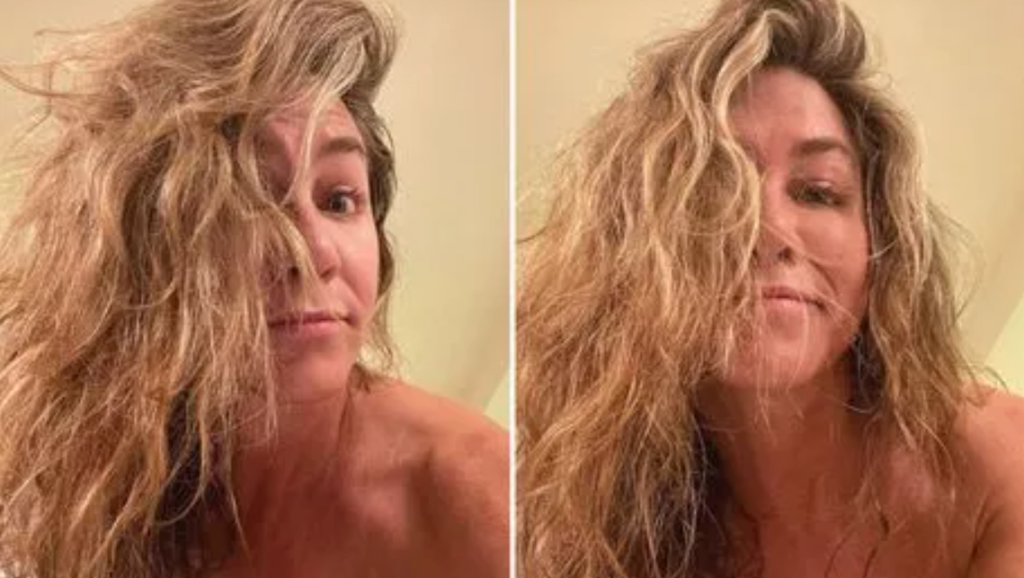 Jennifer Aniston kun iført håndklæde overlader næsten intet til fantasien