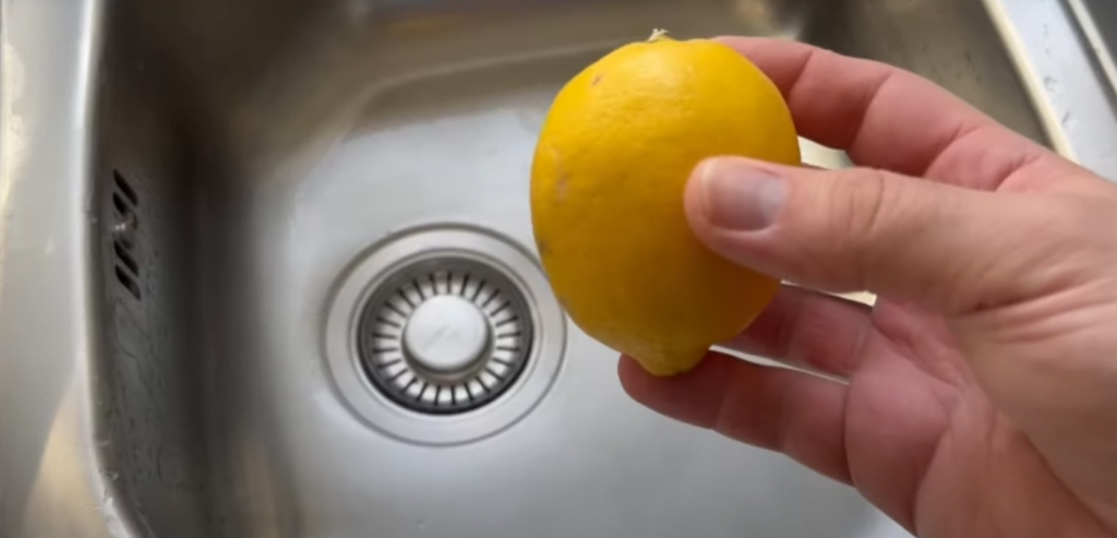 Han smider en citron i håndvasken: Se nu hvad der sker