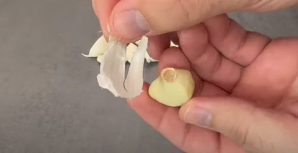 Så let har du aldrig pillet hvidløg før: Disse tricks gør det sjovt at være i køkkenet