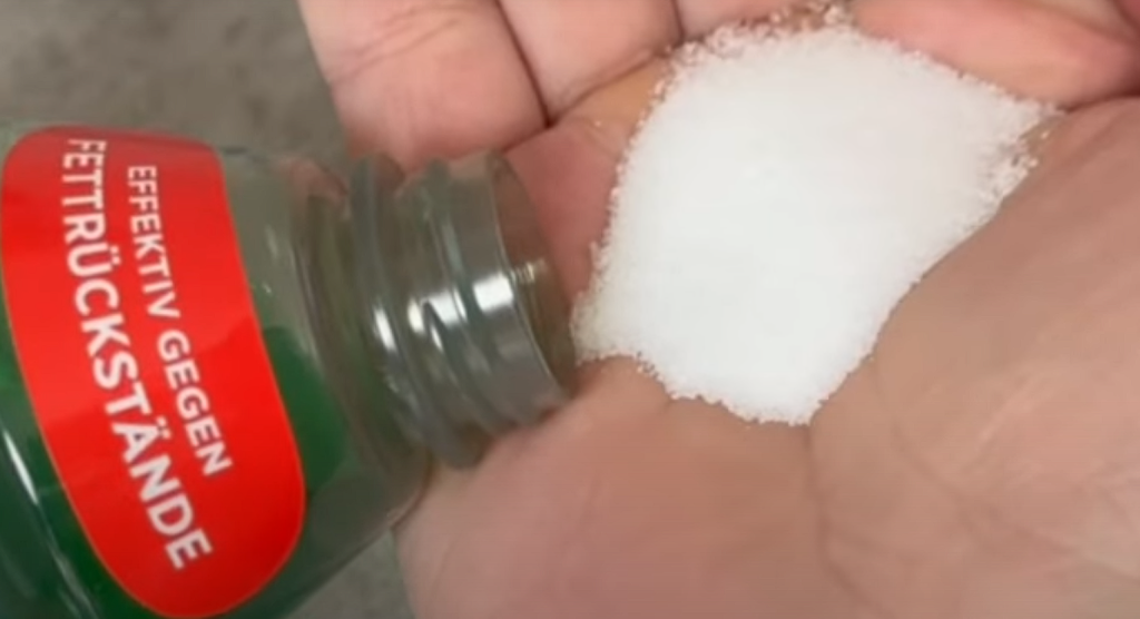 Han blander opvaskemiddel og salt: Se nu her, hvad der sker