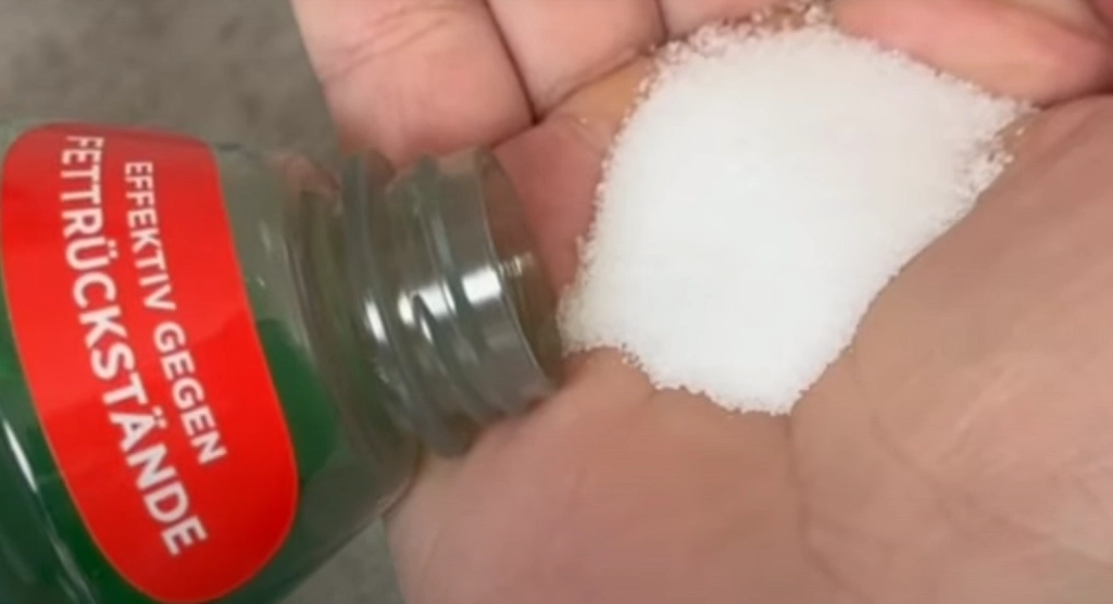 Han blander opvaskemiddel og salt: Se nu her, hvad der sker