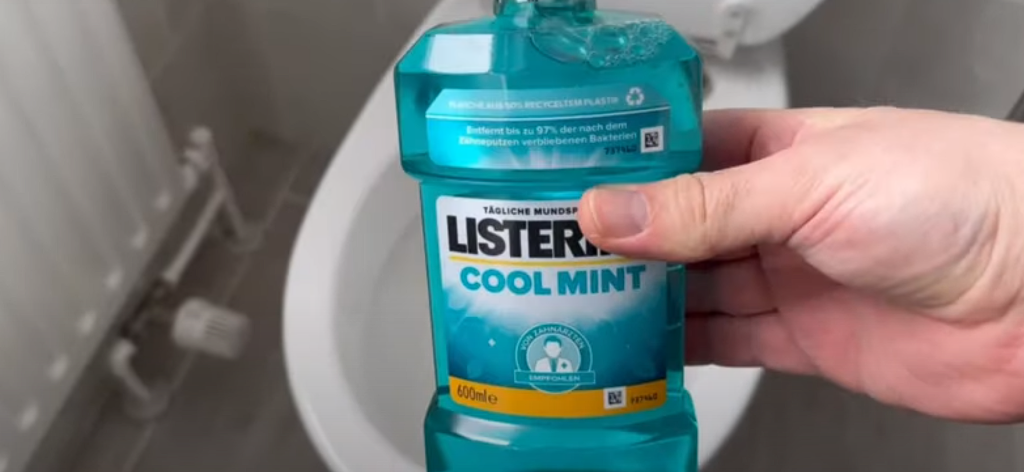 Han hælder mundskyld i toilettet: Se nu hvad der sker