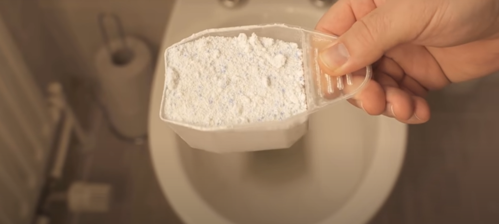 Han hælder rengøringsmiddel i toilettet: Se nu hvad der sker