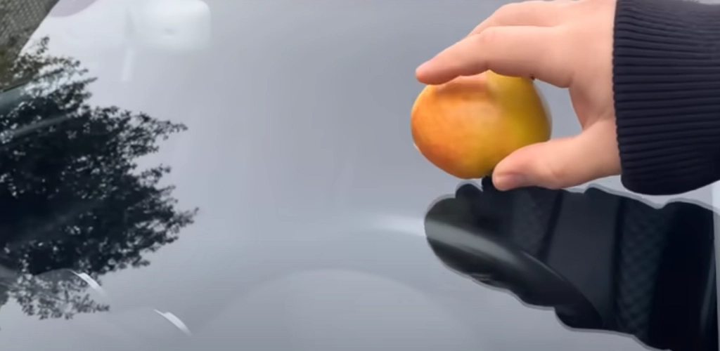 Kun få danskere kender til dette geniale trick: Derfor skal du gnide et æble mod forruden på din bil