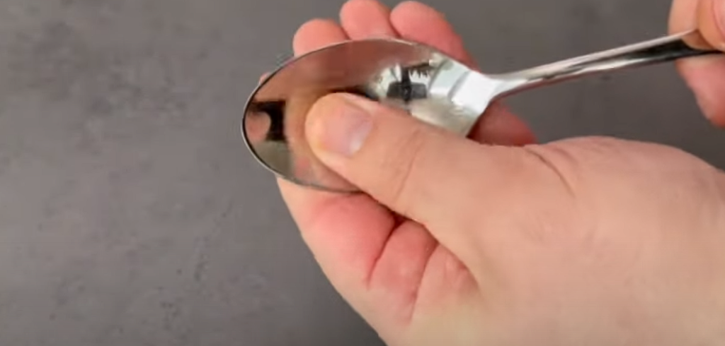 Gnid dine fingre mod en ske: Du vil blive overrasket, når du finder ud af hvorfor