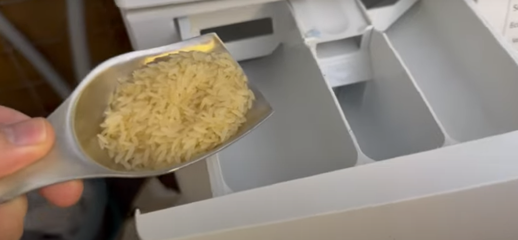 Hotelansat deler genialt trick: Derfor skal der ris i din vaskemaskine