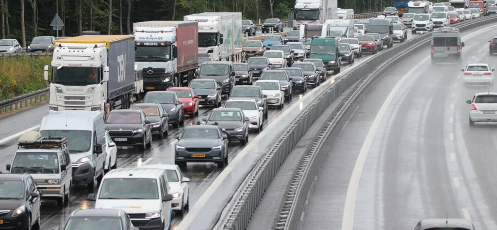 Stor kø på motorvejen efter ulykke: Forvent op til en times forlænget rejsetid
