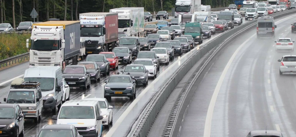 Stor kø på motorvejen efter ulykke: Forvent op til en times forlænget rejsetid