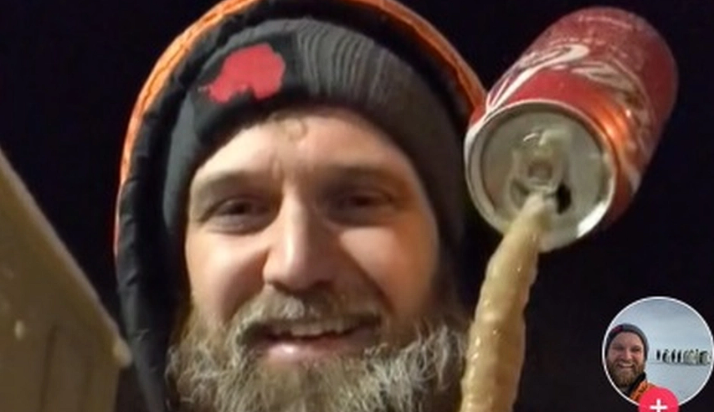 Sådan ser det ud, når du skænker en Coca Cola i -57 grader