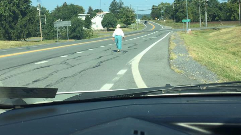 Mand ser 93-årig kvinde gå langs vejen: Da hun sætter sig i bilen, går den barske sandhed op for ham