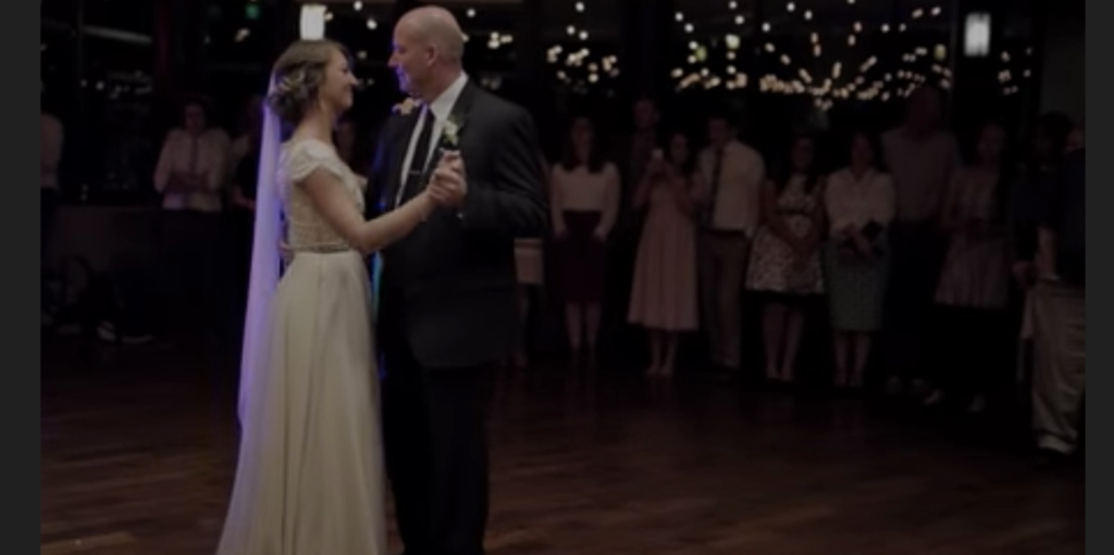 Han danser med sin datter til hendes bryllup: Pludselig bryder gæsterne ud i skrig