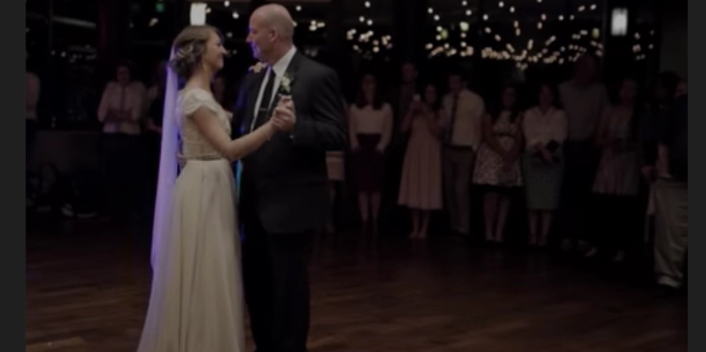Han danser med sin datter til hendes bryllup: Pludselig bryder gæsterne ud i skrig