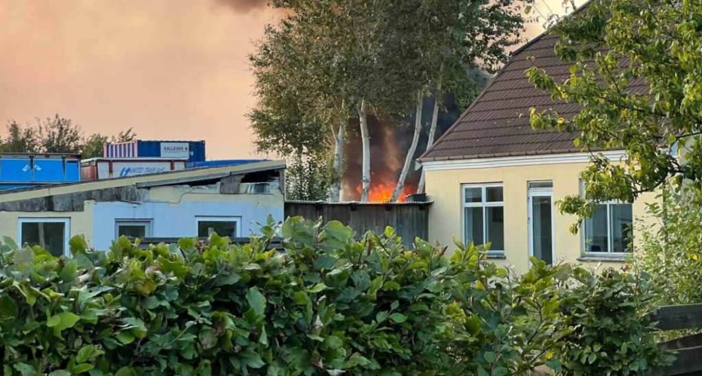 Advarer på grund af voldsom brand: Luk døre og vinduer