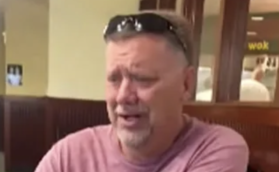 Bedstefar på restaurantbesøg: Hvad han pludselig får øje på, fik ham til at bryde sammen