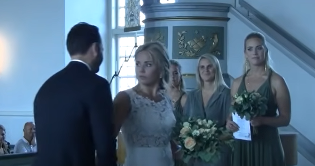 Brudgommen afbrød pludselig ceremoni efter at have hvisket i brudens øre – Hvad han så gjorde, efterlod gæsterne med tårefyldte øjne