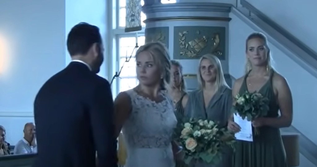 Brudgommen afbrød pludselig ceremoni efter at have hvisket i brudens øre – Hvad han så gjorde, efterlod gæsterne med tårefyldte øjne