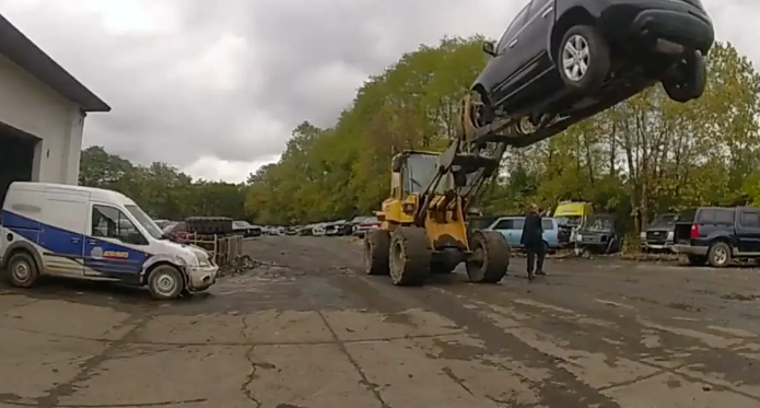 En gemen biltyv forsøgte at stikke af – men hvad gaffeltruckføren så gjorde fik alarmcentralen til at bryde sammen af grin