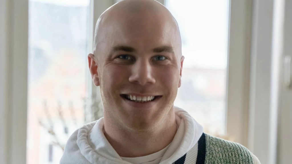 Mark fra ‘Gift ved første blik’ kaldte hende for hans +1: Nu sætter DR-profilen selv ord på relationen