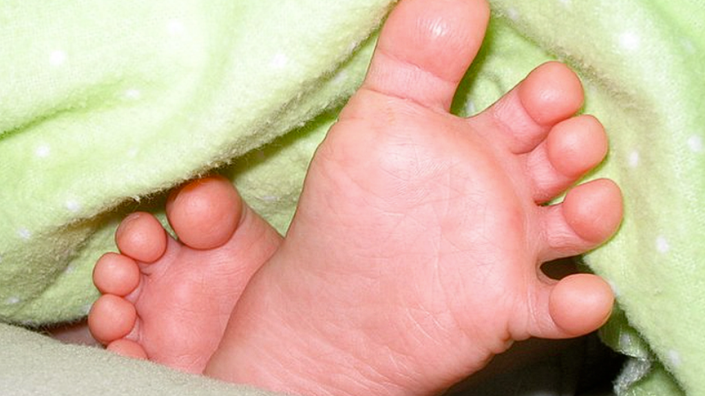 Fremmed mand i pyjamas og klipklapper dukkede pludselig op i deres hjem: Endte med at  redde deres 3 måneder gamle baby